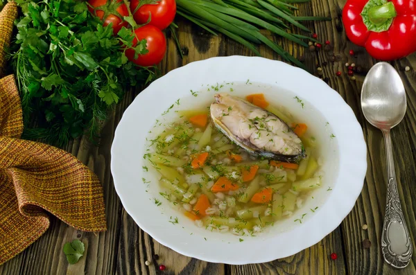 Домашній суп з риби та перлового ячменю — стокове фото