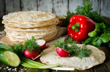 Tortilla sebzelerle sarılır.