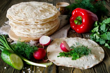 Tortilla sebzelerle sarılır.