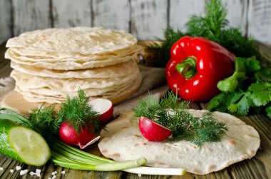 Tortilla sebzelerle sarılır.