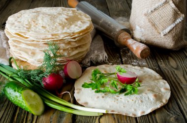 Tortilla sebzelerle sarılır.