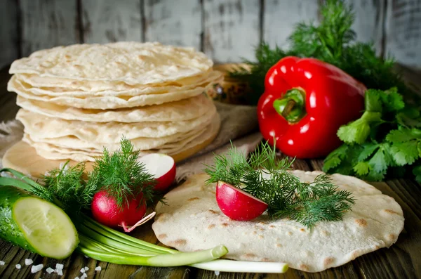 Tortilla kääreet vihanneksia — kuvapankkivalokuva