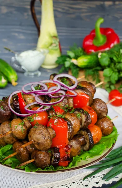 Spiedini grigliati di funghi e verdure — Foto Stock