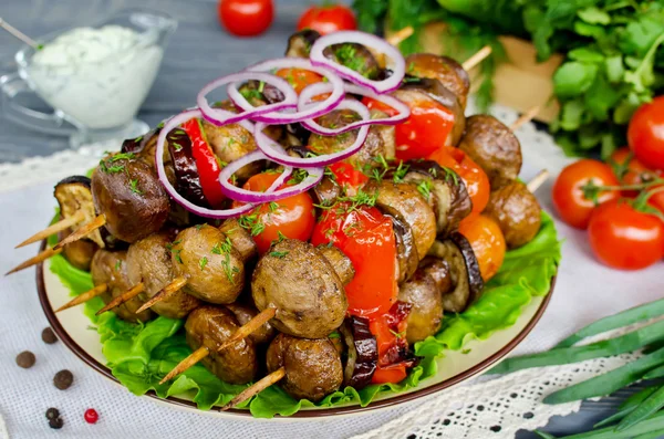 Espetos grelhados de cogumelos e legumes — Fotografia de Stock