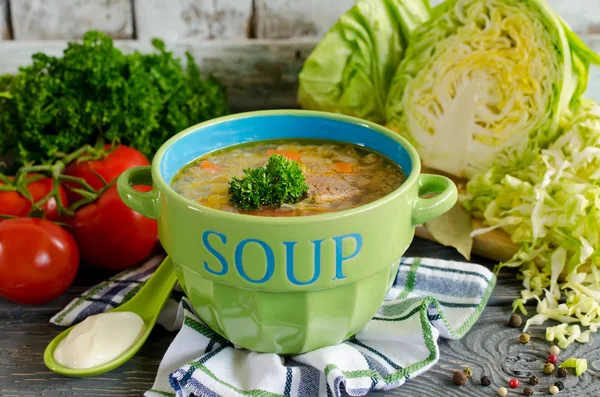 Sjtsji - traditionele Russische koolsoep op een houten tafel — Stockfoto