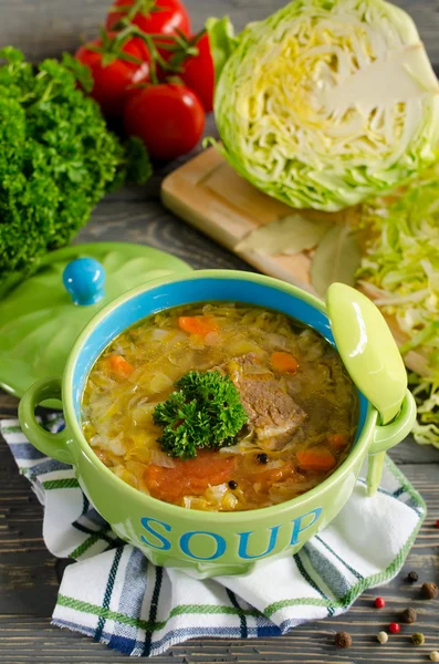 Shchi - sopa de repolho russa tradicional em uma mesa de madeira — Fotografia de Stock