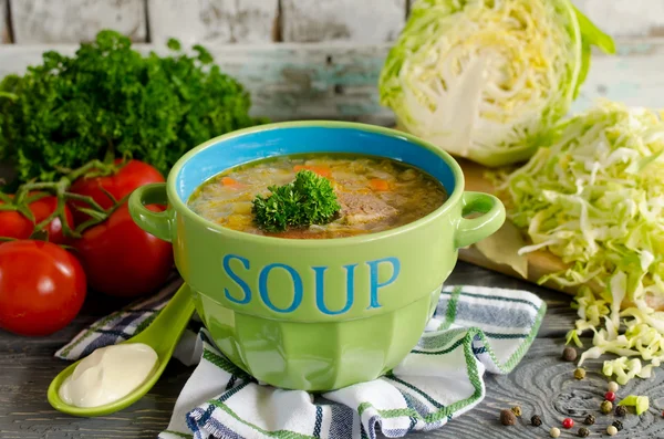 Shchi - sopa de repolho russa tradicional em uma mesa de madeira — Fotografia de Stock