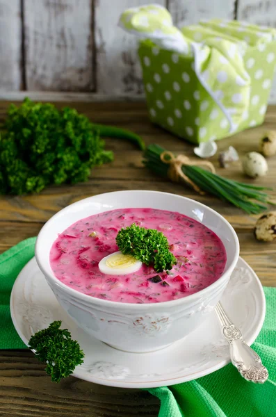 Koude suikerbieten soep met ei, komkommer, aardappelen en Groenen — Stockfoto