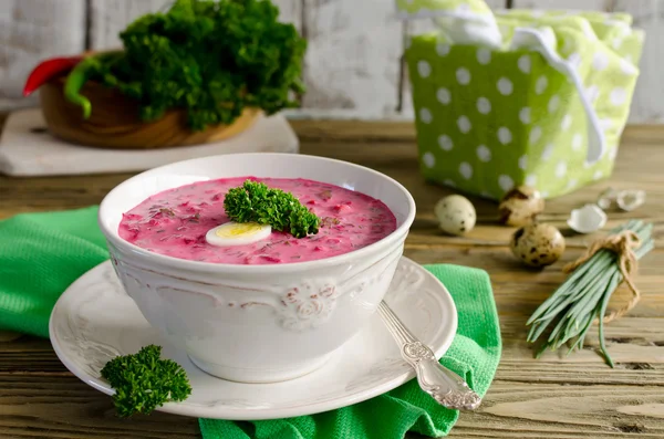 Koude suikerbieten soep met ei, komkommer, aardappelen en Groenen — Stockfoto