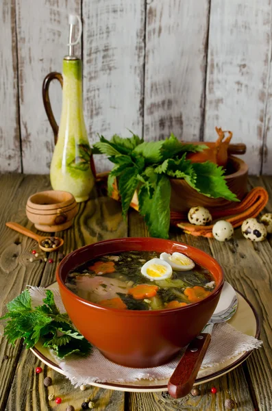 Sopa de ortiga con huevos y zanahoria en el bowl sobre la mesa —  Fotos de Stock