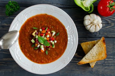 Ahşap bir masa üzerinde taze gaspaço