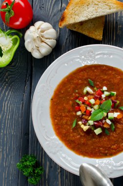 Ahşap bir masa üzerinde taze gaspaço