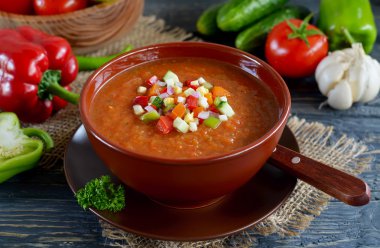 Ahşap bir masa üzerinde taze gaspaço