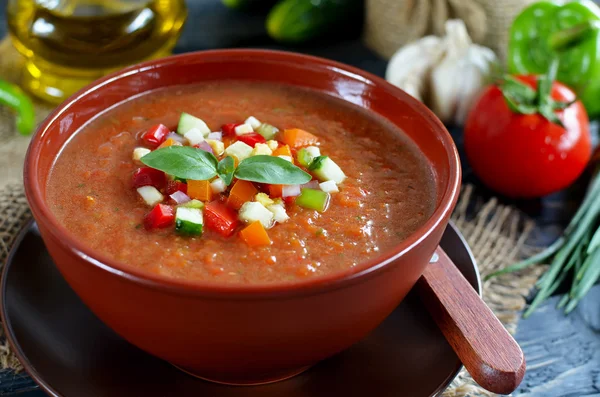 Friss gazpacho egy fából készült asztal — Stock Fotó