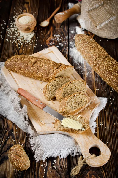 Bröd med sesamfrön — Stockfoto