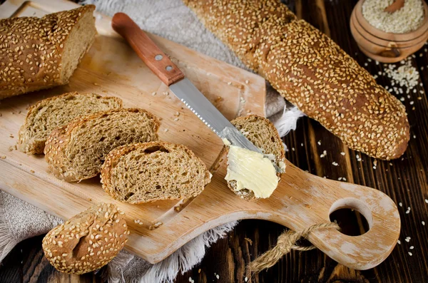 Bröd med sesamfrön — Stockfoto