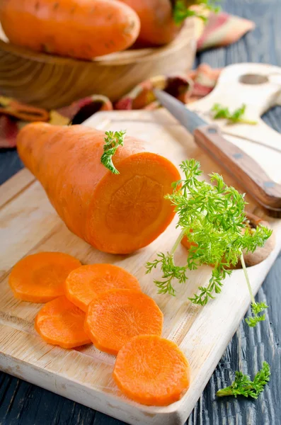 In Scheiben geschnitten zum Kochen von Möhren auf einem Schneidebrett — Stockfoto