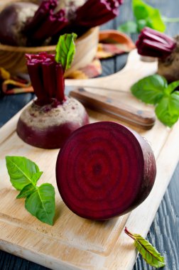 Ahşap bir kabın içinde genç pancar