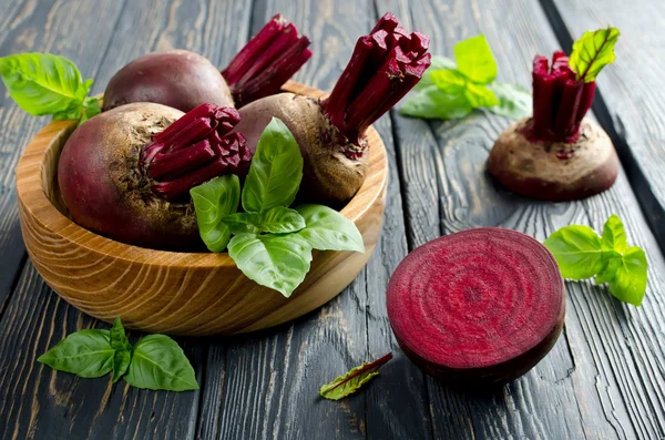 Young beets in a wooden bowl — Stock Photo, Image