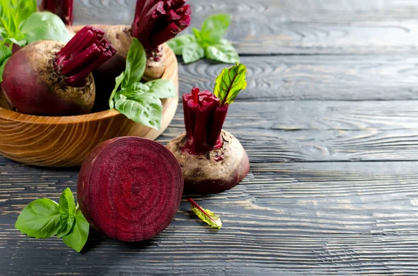 Unga rödbetor i en trä skål — Stockfoto