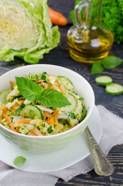 Salatalık ve havuç lahana salatası