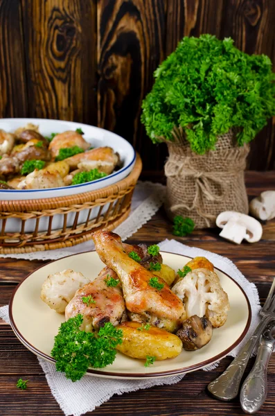Patas de pollo al horno con papas, champiñón y coliflor —  Fotos de Stock