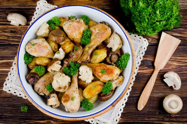 Jambes de poulet cuites au four avec pommes de terre, champignon et chou-fleur — Photo