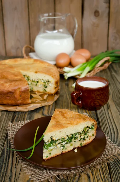 Пирог с луком и яйцами на деревянном столе — стоковое фото