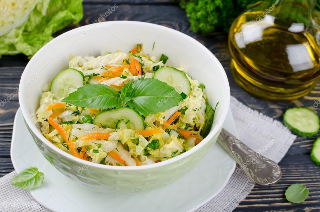 салат со свежей пекинской капустой. салат с пекинской капустой и кукурузой и курицей. салат из кенийской капусты. салат из пекинской капусты с куриной грудкой и свежим огурцом. салат из пекинской капусты.