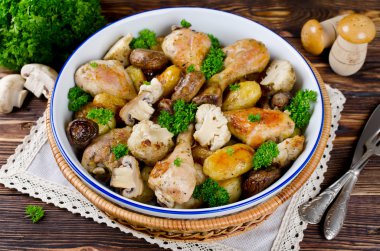 Patates, champignon ve karnabahar fırında tavuk budu