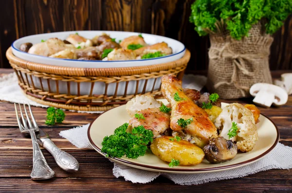 Baked chicken legs with potatoes, champignon and cauliflower — Stock Photo, Image