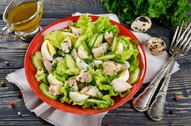 Morina karaciğer ile sebze salatası