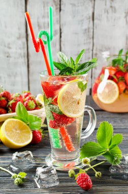 Meyve smoothie çilek ve limon ile