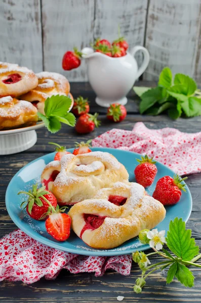 Bun with strawberries — Stock Photo, Image