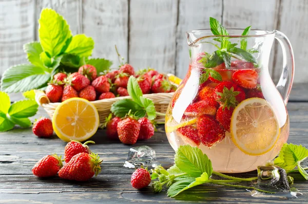 Fruit smoothie with strawberries and lemon — Stock Photo, Image