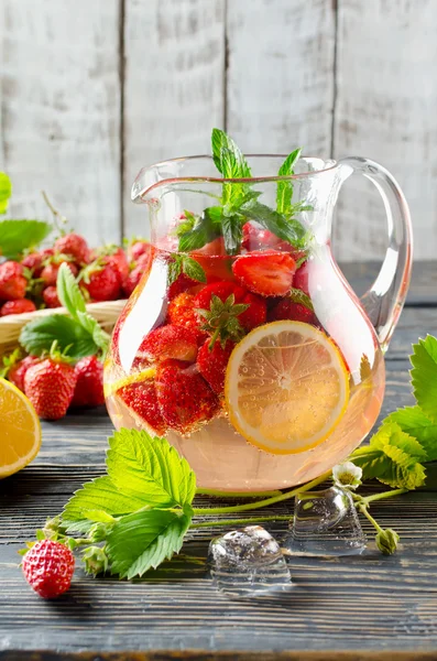 Fruit smoothie with strawberries and lemon — Stock Photo, Image