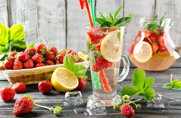 Fruit smoothie with strawberries and lemon — Stock Photo, Image