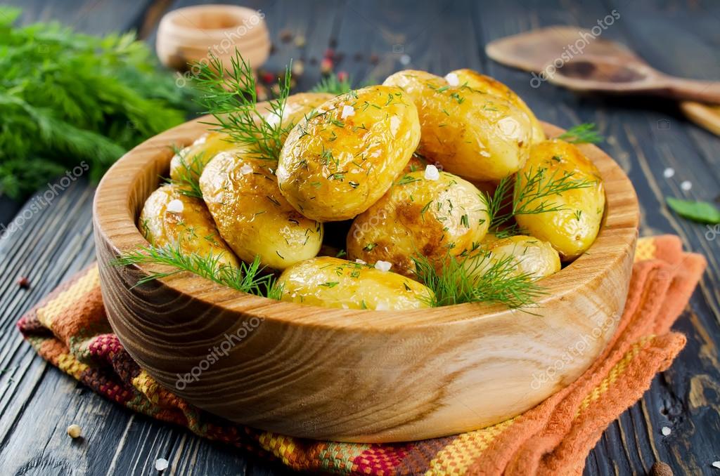 Печеные блюда. Блюда из картофеля. Молодой картофель на праздничный стол. Запеченный молодой картофель. Молодая картошка.