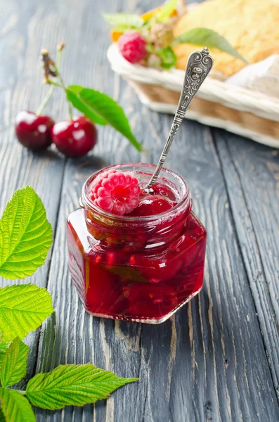 Cherry jam och hallon — Stockfoto