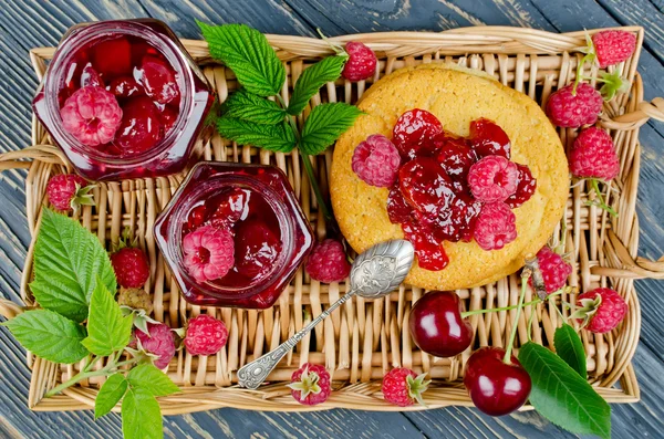 Confiture de cerises et framboises — Photo