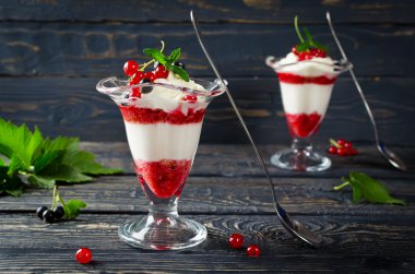 Nane soslu üzümlü yoğurt.