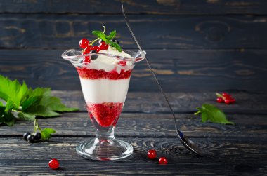 Nane soslu üzümlü yoğurt.