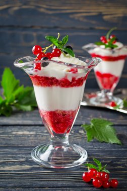 Nane soslu üzümlü yoğurt.