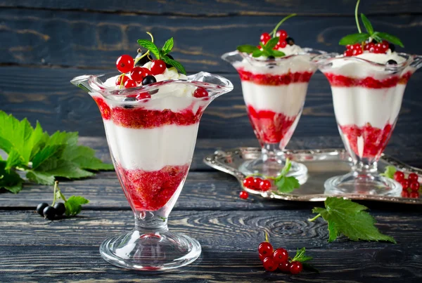 Красная смородина йогурт с мятой — стоковое фото