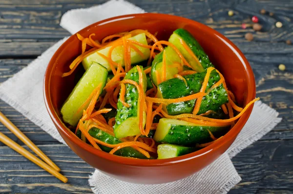Okurkový salát s mrkví — Stock fotografie
