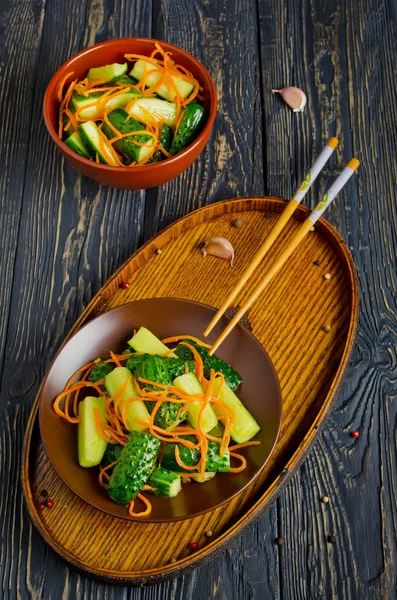 Gurkensalat mit Karotten — Stockfoto