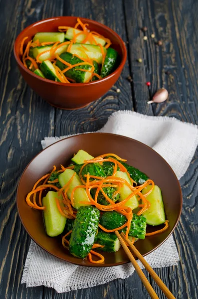 Gurkensalat mit Karotten — Stockfoto