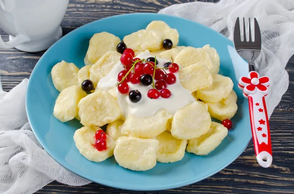 Gnocchi pigri di fiocchi di latte con panna acida e bacche — Foto Stock