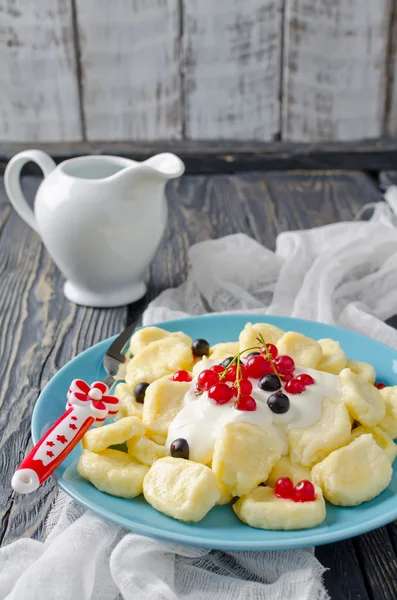 Lazy dumplings of cottage cheese with sour cream and berries — Stock Photo, Image