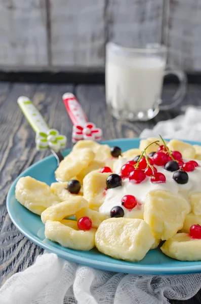 Lazy dumplings of cottage cheese with sour cream and berries — Stock Photo, Image